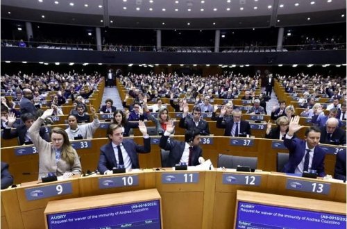 Avropa Parlamentinin deputatlarını daşıyan qatarda partlayış olub