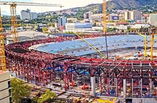 “Kamp Nou” stadionunda fəhlələr arasında dava düşüb