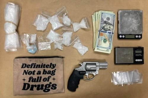 “Qətiyyən narkotiklə dolu çanta deyil” yazılmış çantanın içərisindən müxtəlif növ narkotik vasitələr aşkar edildi