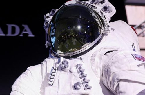 Artemida III Ay missiyası üçün hazırlanmış yeni kosmik kostyumlar təqdim edib