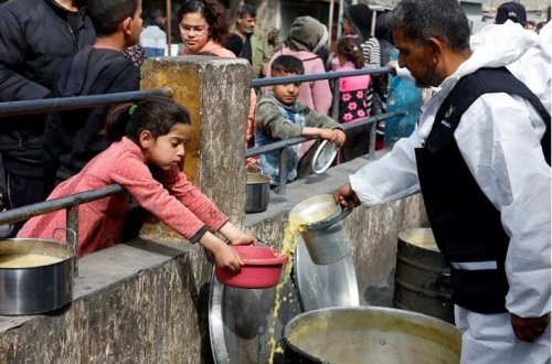 ÜST: Qəzzada demək olar ki, hər kəsin ac qalması 