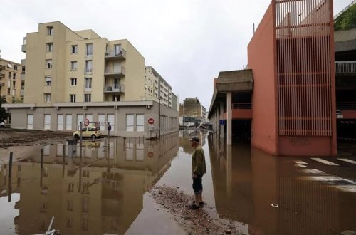 Fransada daşqın: Maşınlar sürükləndi, küçələr su altında qaldı