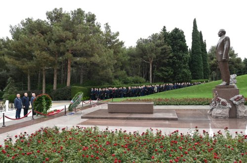 Energetiklər Ulu Öndərin məzarını və Şəhidlər xiyabanını ziyarət ediblər