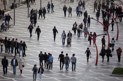 Bakıda paltarsız gəzən şəxslə bağlı qərar verildi