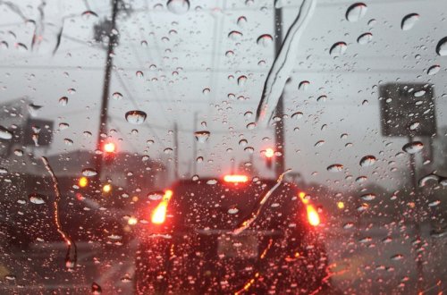 Yol polisi yağıntılı hava şəraiti ilə bağlı sürücülərə müraciət edib