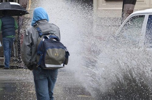 Piyadaların üzərinə su sıçradan sürücülərin NƏZƏRİNƏ