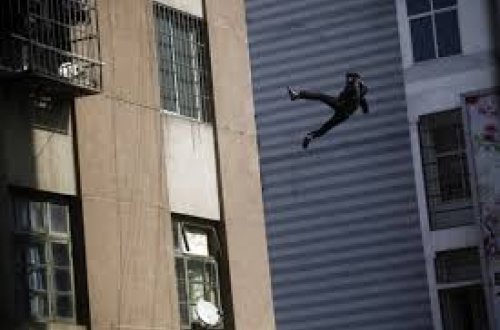 Bakıda kişi doqquzuncu mərtəbədən yıxılıb öldü