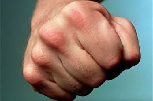 Azərbaycanda oğlu xəstə olan şəxs həkimi döyərək burnunu sındırdı