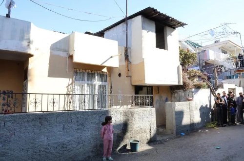 Yanğın nəticəsində 3 uşağı ölən ana hamiləliyə görə azad edildi