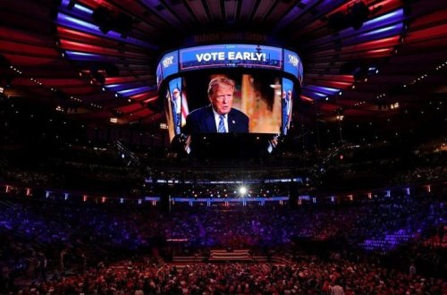 Trampın səs-küyə səbəb olan mitinqi: “Qadın düşmənçiliyi və irqçiliyin karnavalı”