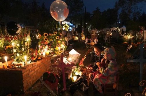 Meksikada tarixi ənənə: Ölülər Günündə ruhlar və hisslər