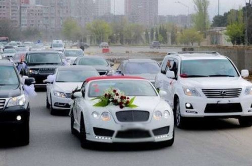 Toy karvanında canlı yayım açıb 