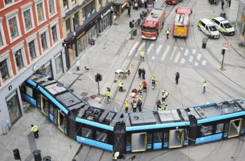 Osloda tramvay relsdən çıxaraq mağazaya girdi!