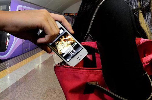 Metroda 2 qadının telefonu oğurlandı