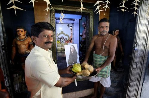 Hindu keşişlərindən dua ritualı: Hindistan Kamala Harris deyir
