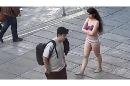 Qadın tələbə etiraz etmək üçün paltarını çıxardı: Üsyan, qəzəb və müqavimət simvolu