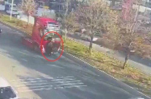 Türkiyədə yük maşını tərəfindən vurulan skuter sürücüsü öldü - VİDEO