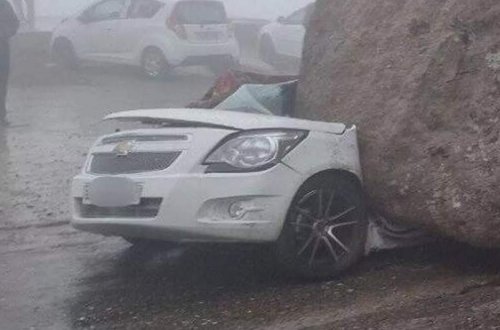 Özbəkistanda avtomobilin üzərinə qaya parçasının düşməsi nəticəsində 3 nəfər ölüb