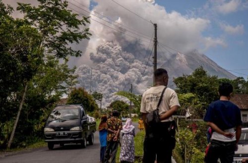 İndoneziyada vulkan aktivliyi səbəbindən bəzi Bali adalarına uçuşlar təxirə salınıb