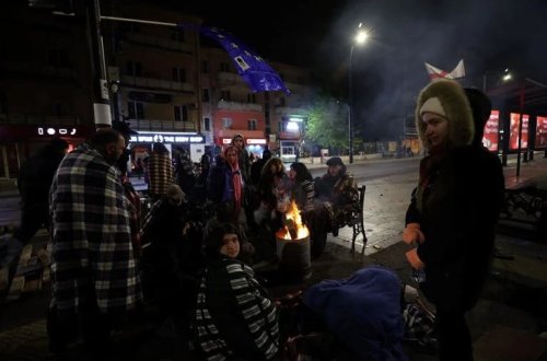 Qonşuda seçki gərginliyi: Paytaxtda yolu bağlayıb, çadırlar qurublar 