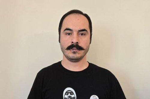 İranda bir fəal siyasi məhbusların azad edilməsini tələb etmək üçün dodaqlarını bir-birinə tikib