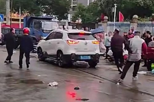 Çində məktəb qarşısında fəlakət: Maşın kütlənin içinə sürdü 