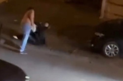 Hamilə qadını küçənin ortasında döydü - VİDEO