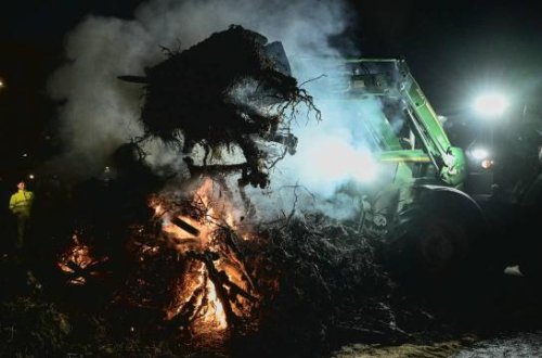 Fransada fermerlər traktorları ilə Bordo limanına girişi bağlayıblar