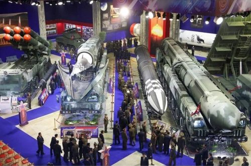 Şimali Koreyada ən müasir silahlar sərgiləndi!