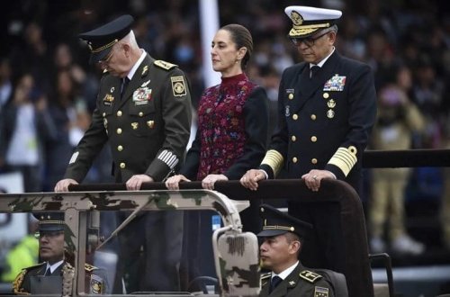 Meksikada ilk qadın liderin təsiri: İnqilabın 114-cü ildönümü qeyd etmələrində rəngli görüntülər