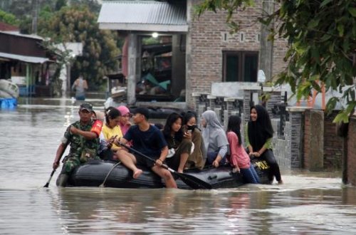 İndoneziyada daşqın və torpaq sürüşməsi nəticəsində 16 nəfər ölüb