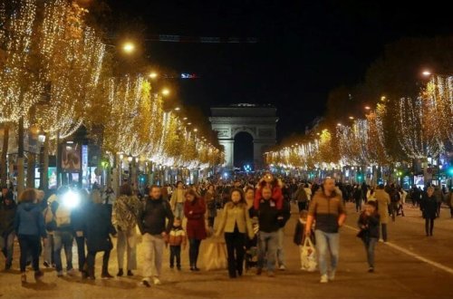 Yeni il həyəcanı dünyanı bürüdü: Parisin ən məşhur küçəsindən rəngli görüntülər!