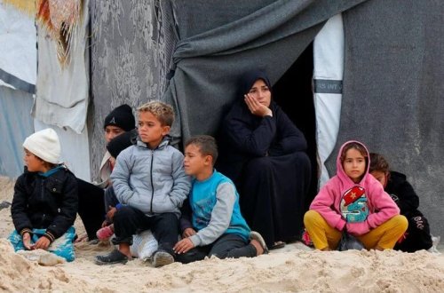 Qəzzada sağ qalmaq uğrunda mübarizə: Fələstinlilərin çadırlarını su basdı 