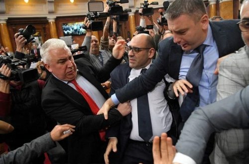 Qatar qəzasından sonra parlamentdə təpik-yumruqlu dava baş verdi