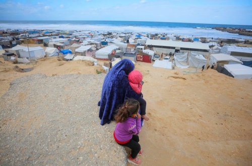 Qəzzada çimərliyə sığınan fələstinlilərin çadırlarını su basdı