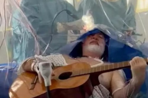 Beyin əməliyyatı olan xəstə əməliyyat masasında gitara çaldı