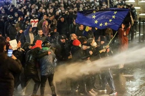 Tbilisidə gecə etirazları zamanı 32 polis xəsarət alıb