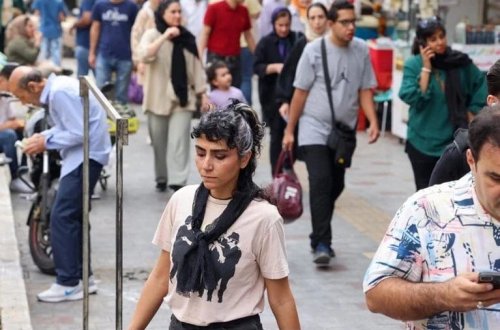 “Hicab və iffət qanunu” yolda: Məcburi hicab qaydalarına əməl etməyən qadınları yeni cəzalar gözləyir