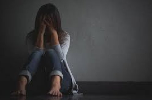 Evində qaldığı yeniyetmə qızı fahişəliyə cəlb edən qadına HÖKM OXUNDU