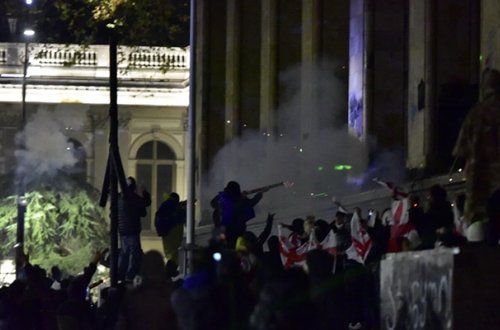 Tbilisidəki aksiyada 100-dən çox polis yaralanıb