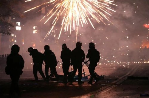 Gürcüstanda nümayişlər davam edir: Etirazçılar parlament binasına fişənglə hücum ediblər