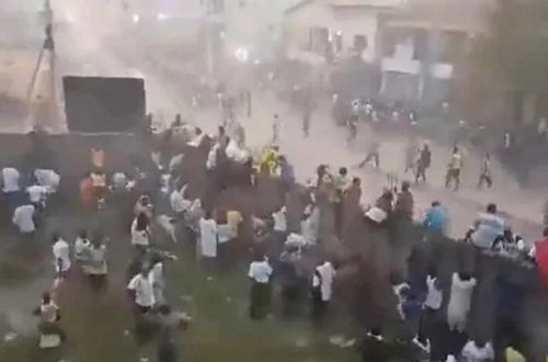 Hakimə əsəbiləşən azarkeşlər meydana enib: Ən azı 56 nəfər ölüb 