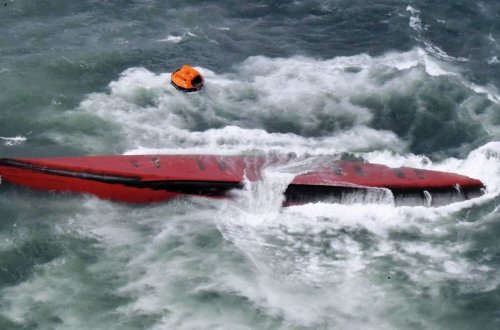 Çində gəminin aşması nəticəsində səkkiz nəfər ölüb