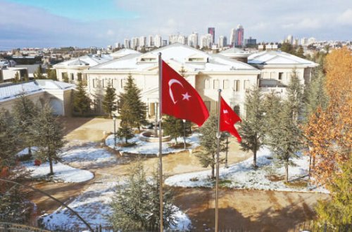 FETÖ-nün malikanəsində Türkiyə bayrağı qaldırıldı