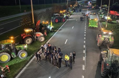 Belçikada fermerlər traktorları ilə əsas yolları bağlayırlar