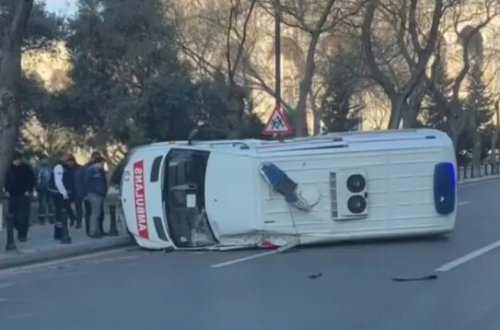 Bakıda təcili tibbi yardım maşını aşdı - VİDEO
