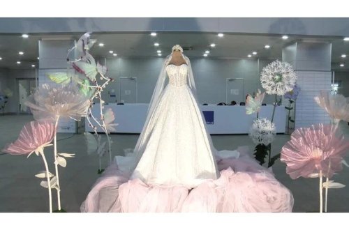 30 kiloqram çəkisi olan gəlinlik 1 milyon dollara satışa çıxarılıb