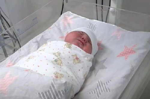 5.2 kiloluq körpə doğuldu - VİDEO