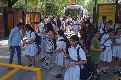 Hindistanda iki məktəb bomba təhdidləri alıb