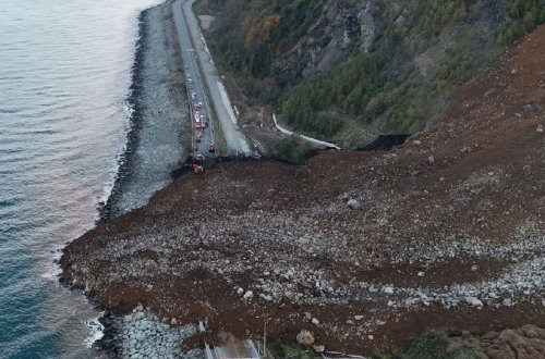 Türkiyənin Gürcüstanla sərhəd bölgəsində torpaq sürüşməsi olub, magistral yol bağlanıb